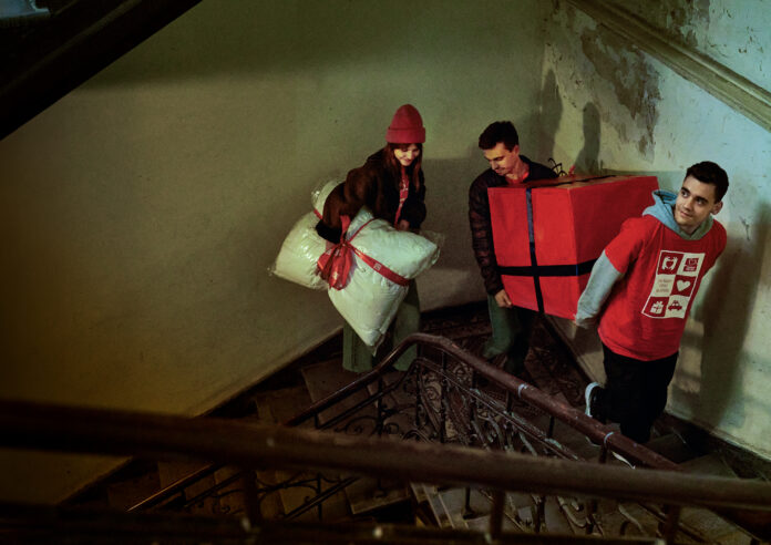 wolontariusze w drodze z paczk_ fot. Marcin Suder