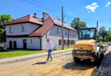 Knurów: Nowy asfalt i sprawniejsza deszczówka. Trwa modernizacja ul. Poniatowskiego