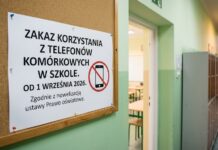 Kraj: Rewolucja w szkołach od września. Prezydent podpisał ustawę zakazującą telefonów