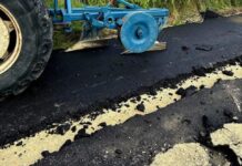 Gliwice: Ciągnikiem zaorał świeżo położony asfalt. Pracownicy musieli go zatrzymać